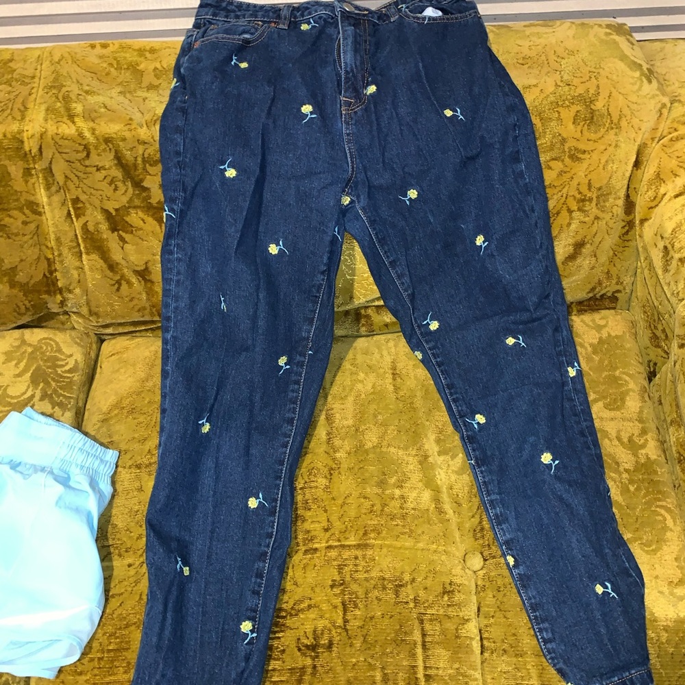 BDG EMBROIDERED DAISY PANTS. Highwaisted, size:27.